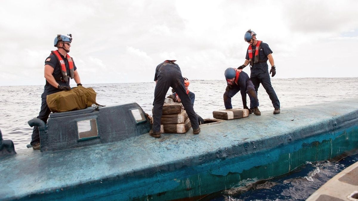 Dvacetimetrová ponorka pašovala u Španělska dvě tuny kokainu